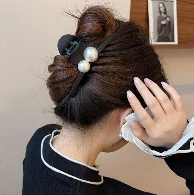 毛量が多くても、まとめ髪は軽やかに。大きめバンスクリップで叶える、毎日の大人かわいいヘアアレンジ