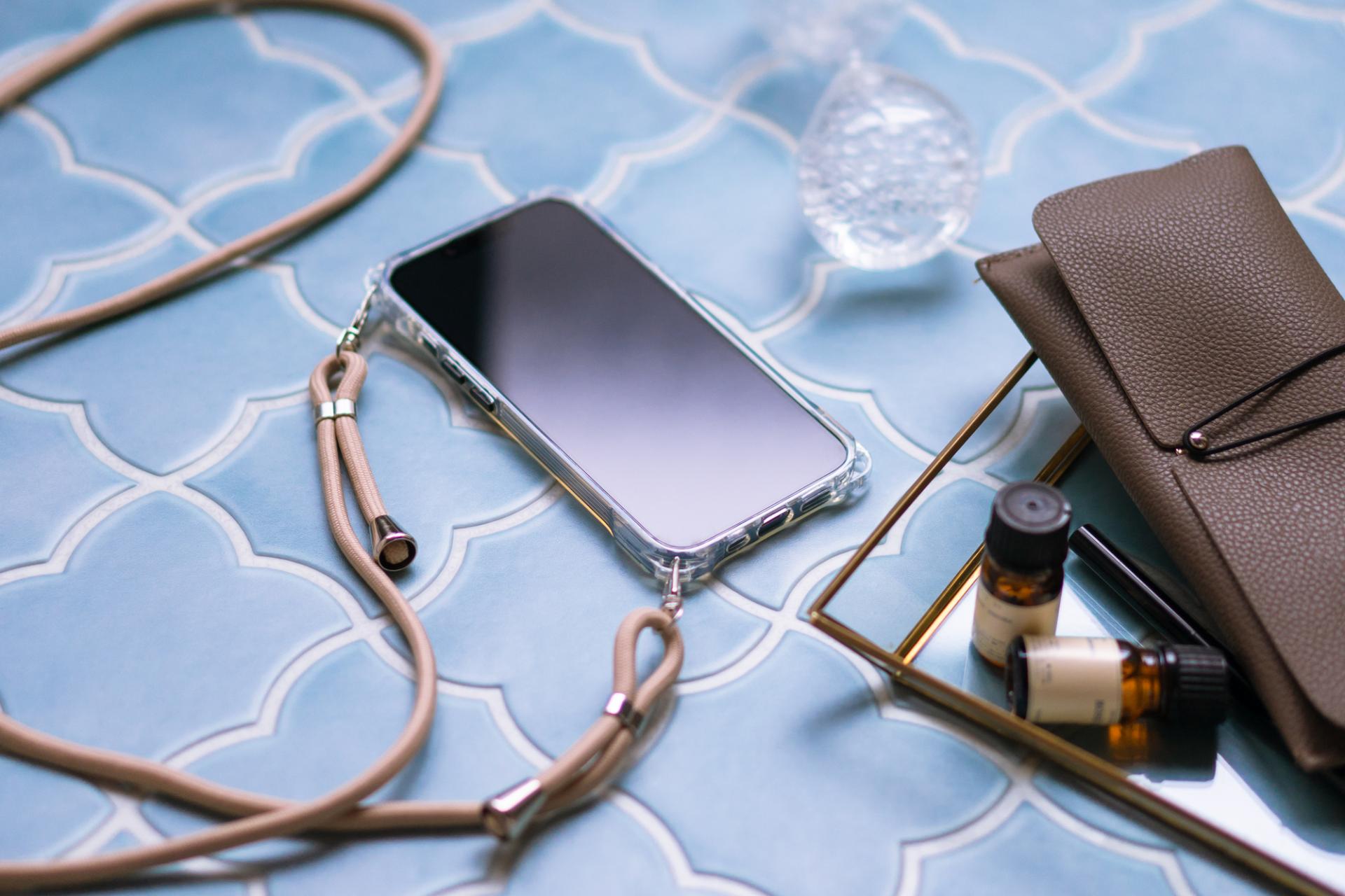スマホショルダーで快適 | プチプラの大人可愛い雑貨ならglady